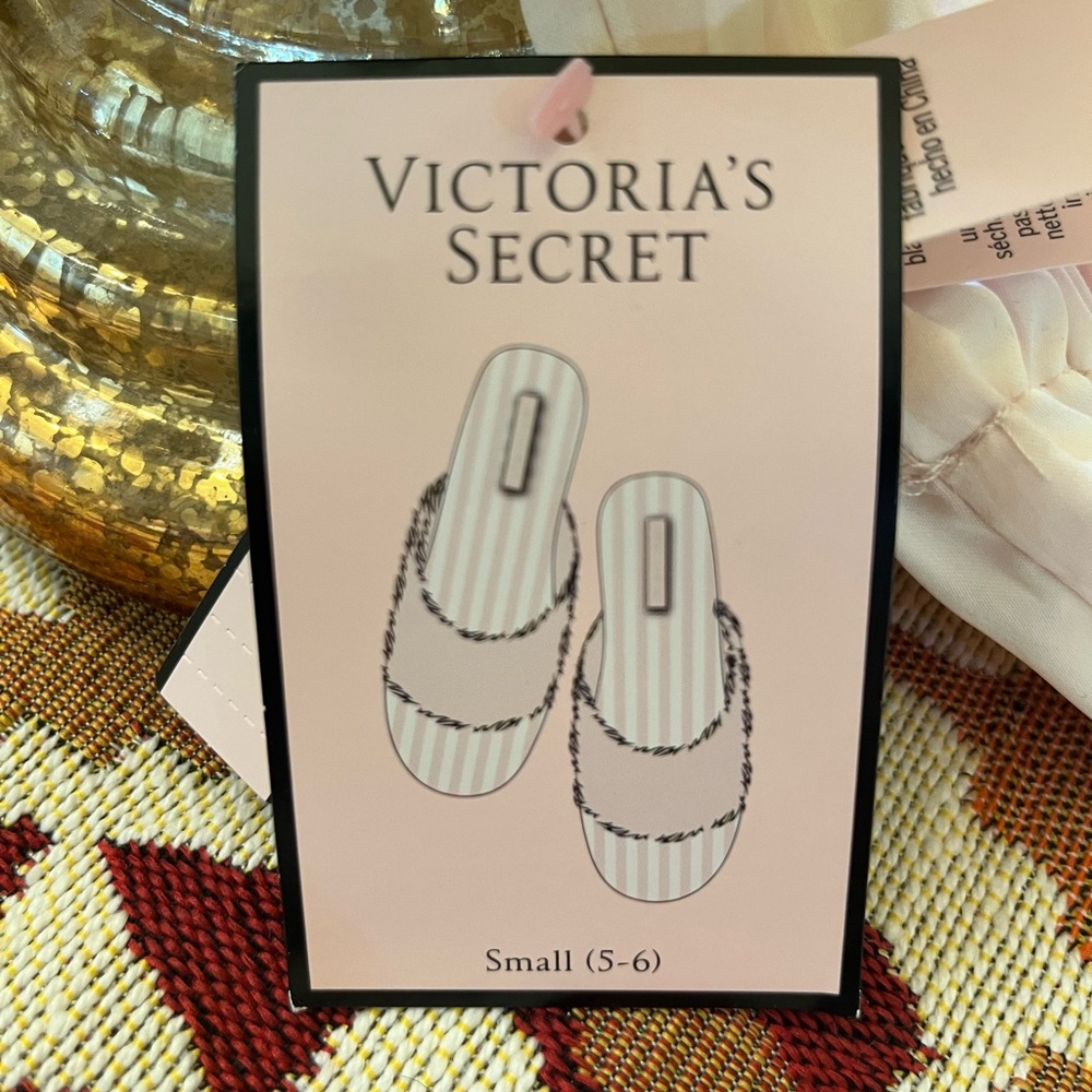 VICTORIA’S SECRET *NEW* Light Pink Striped Slippers with bag - Picture 3 of 11